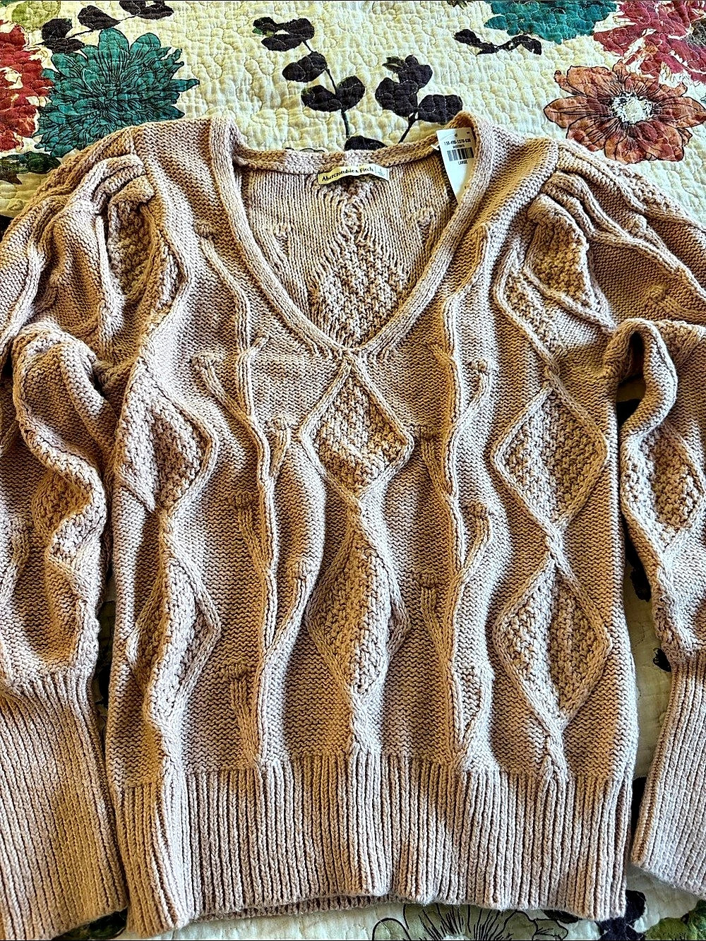 Abercrombie & Fitch Cable Knit V-Neck Sweater in a very light Rose NWT, large